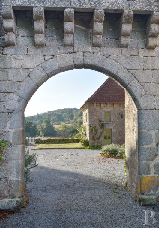 En Limousin, dans le sud-est de la Creuse et à proximité d’Aubusson, un logis indépendant du 17e siècle au centre d’une place forte médiévale,  - photo  n°6